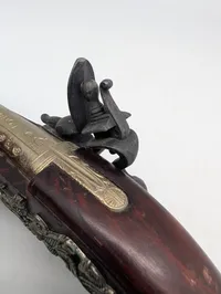 Hawkins Flintlåspistol med Træskæfte og Messingbeslag, Dekoration 