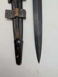 Fairbairn-Sykes kampkniv med læderskede