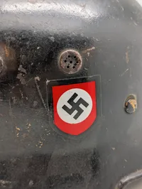 Tysk M34 Luftschutz-hjelm med politidekaler¨hjelm original mærker, efter 45 