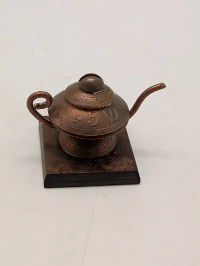 Dansk miniature tekande af mønter på træfod