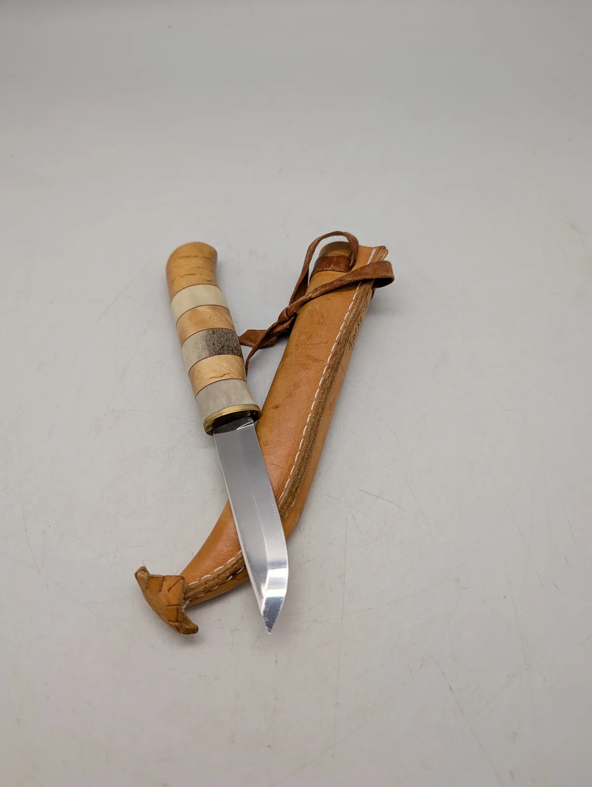 Skandinavisk Puukko kniv med skæfte af birketræ og ben samt læderskede