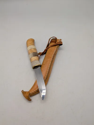 Skandinavisk Puukko kniv med skæfte af birketræ og ben samt læderskede