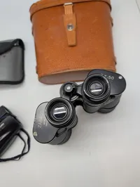 To par kikkerter med tilhørende etuier, herunder Focus Compact