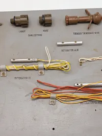Dansk militær instruktionstavle med sprængstofskomponenter og detonatorer