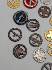Samling af 20 danske militære færdighedstegn i metal