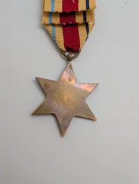 Britisk The Africa Star medalje fra 2. verdenskrig med originalt bånd