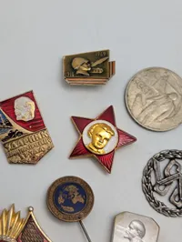Samling af sovjetiske og polske militære ordener og emblemer