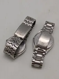 To Seiko SQ Quartz armbåndsure med dag- og datovisning
