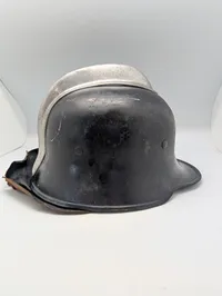 Dansk brandhjelm af stål med topknop og emaljeemblem