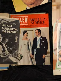 Samling af danske kongelige memorabilia, herunder scrapbog og plakater