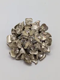Vintage Sølvtonet Blomsterbroche med Klare Rhinsten