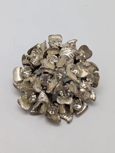 Vintage Sølvtonet Blomsterbroche med Klare Rhinsten