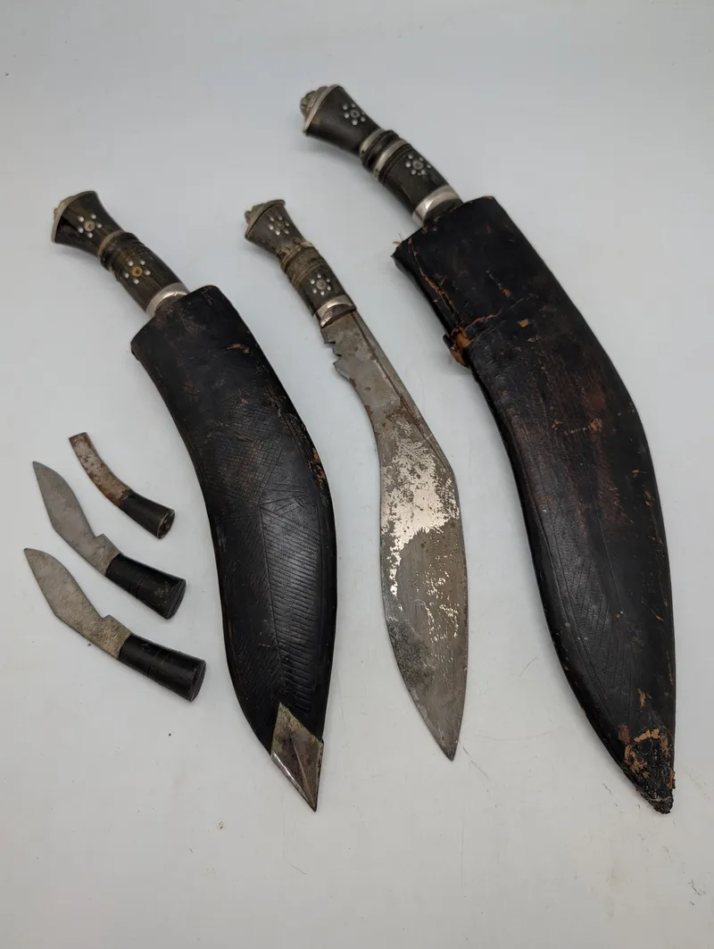 Tre  nepalesiske Kukri-knive med læderskeder og småknive