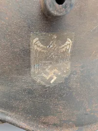 Tysk M16 Stahlhelm med Wehrmacht-dekaler og læderrem, EFTERKRIGS