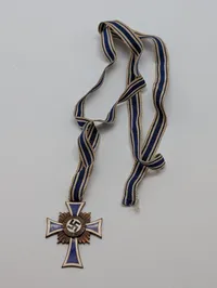 Tysk Moderskabs-kors (Mutterkreuz) i bronze med originalt bånd