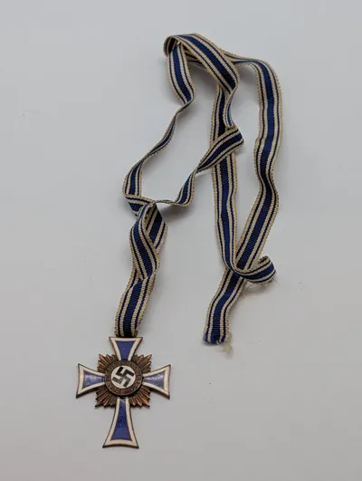 Tysk Moderskabs-kors (Mutterkreuz) i bronze med originalt bånd