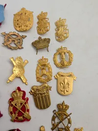 Samling af danske militære emblemer og korpsmærker i metal