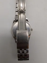 Seiko Quartz herrearmbåndsur med sølvfarvet urskive og dag/dato-visning