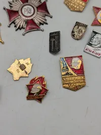 Samling af militære og civile ordener, epauletter og emblemer