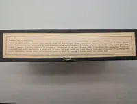 Vintage zoologisk undervisningsmontre med dyrehår og hudprøver