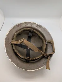 Britisk Brodie-hjelm i hvid civilforsvarsudgave