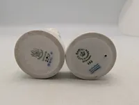 To hvide porcelænsfigurer fra Bing & Grøndahl og Royal Copenhagen Pinen 