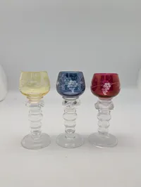 Sæt med tre antikke tyske Roemer-glas med graveret vinrankemotiv