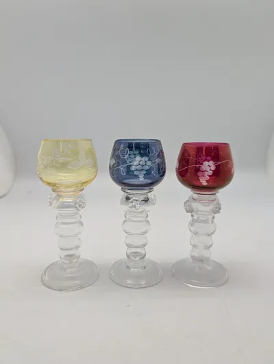 Sæt med tre antikke tyske Roemer-glas med graveret vinrankemotiv