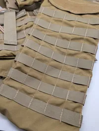 Militær taktisk bryst-rig og MOLLE-panel i coyote tan