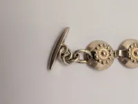 Sølvarmbånd med blomstermotiver og toggle-lås