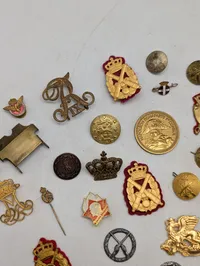Samling af danske militære emblemer, knapper og distinktioner