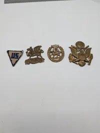 Samling af britiske og amerikanske militære emblemer og mærker