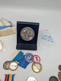Samling af vintage medaljer, pins og militære knapper