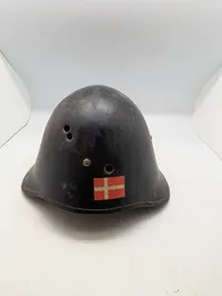 Dansk M/41 Stålhjelm med Dannebrogs-dekal med skudhuller 