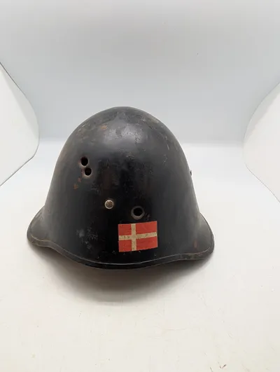 Dansk M/41 Stålhjelm med Dannebrogs-dekal med skudhuller