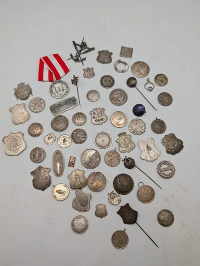 Samling af antikke danske medaljer, emblemer og foreningstegn
