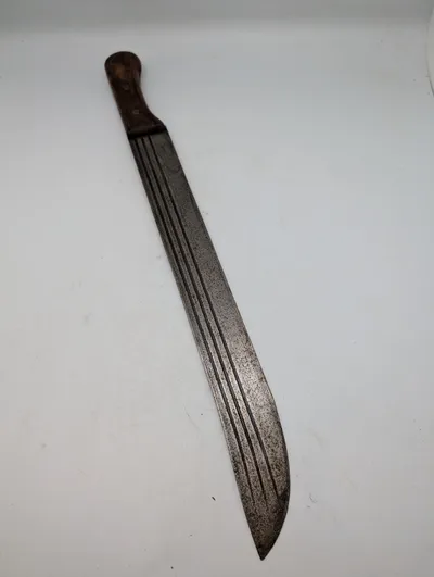 Antik machete med træskæfte og tre riller i klingen