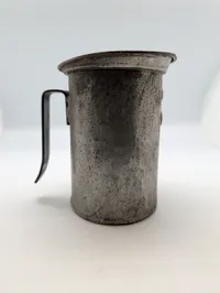Antik metalmålekande med årstalsstempel 1953