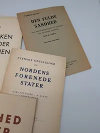 Samling af politiske pjecer og bøger fra 1930'erne og 1940'erne