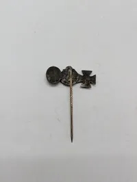 Tysk miniature-nåleemblem med Jernkors, Østmedalje og Såretmærke