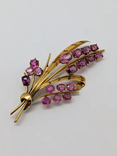 Vintage Broche forgyldt med Lilla Ædelsten i Blomsterdesign