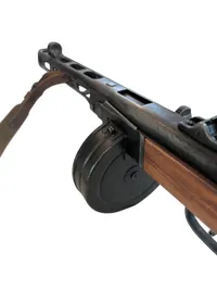 Sovjetisk PPSh-41 maskinpistol med tromlemagasin og rem, Denix model 