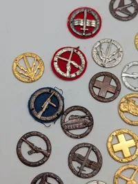 Samling af 20 danske militære færdighedstegn i metal