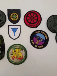 Samling af 11 danske Hjemmeværnsmærker og militære stofmærker