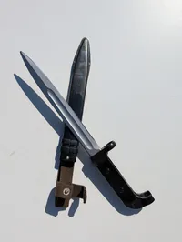 Tjekkoslovakisk VZ-58 bajonet med metalskede og lærredsfrog