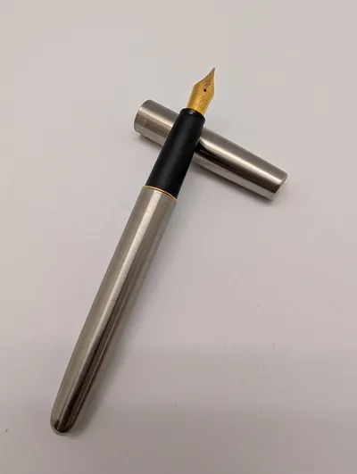 Parker Frontier Flighter fyldepen i rustfrit stål med guldbelagt spids