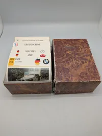 Samling af klassiske bilkort i trækasse