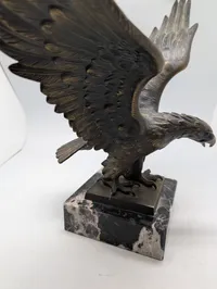 Tysk patriotisk Bronzeørn på marmorsokkel, klassisk skulptur