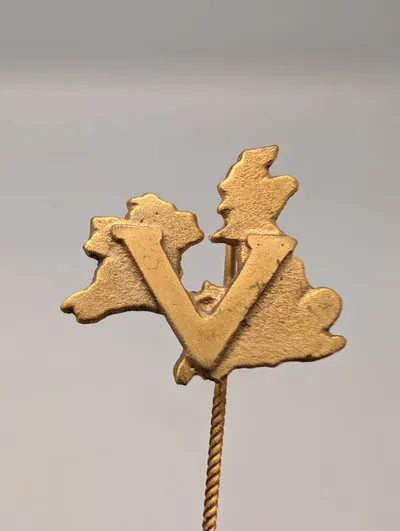 Vintage WWII V for Victory Map of Great Britain Gold-Tone Stick Pin