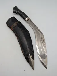  Kukri-kniv med udskåret greb og læderskede